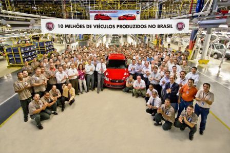 Funcionários da Fiat comemoraram a produção do carro de número 10.000.000 em Betim - MG